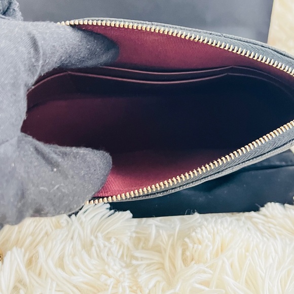 Authentic CHANEL 24A CLASSIC CLUTCH WITH CHAIN - Picture 8 of 11